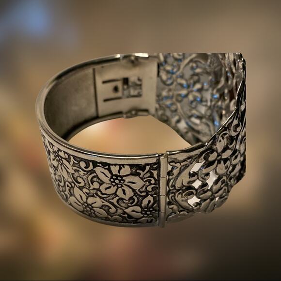 Beautiful Victorian Inspired Amethyst Rhinestone and Silver Embossed Bracelet - Picture 3 of 6